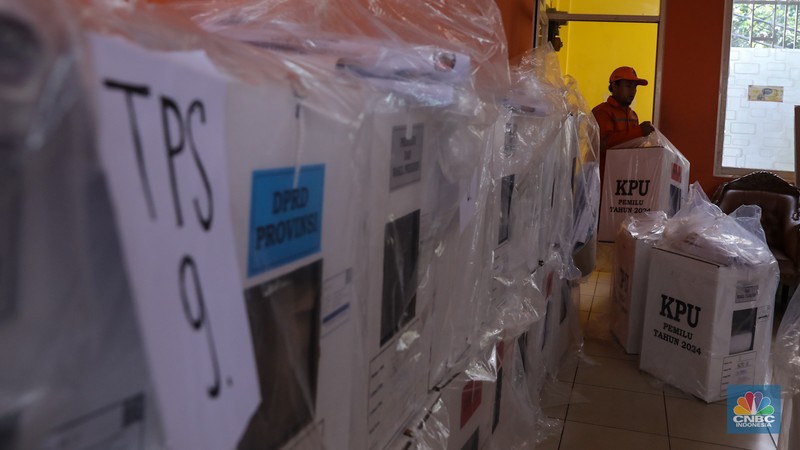 Petugas membawa kotak suara saat pendistribusian logistik Pemilu 2024 pada salah satu pemukiman padat RW 08 di Kelurahan Petamburan, Jakarta, Selasa (13/2/2024). (CNBC Indonesia/Faisal Rahman)