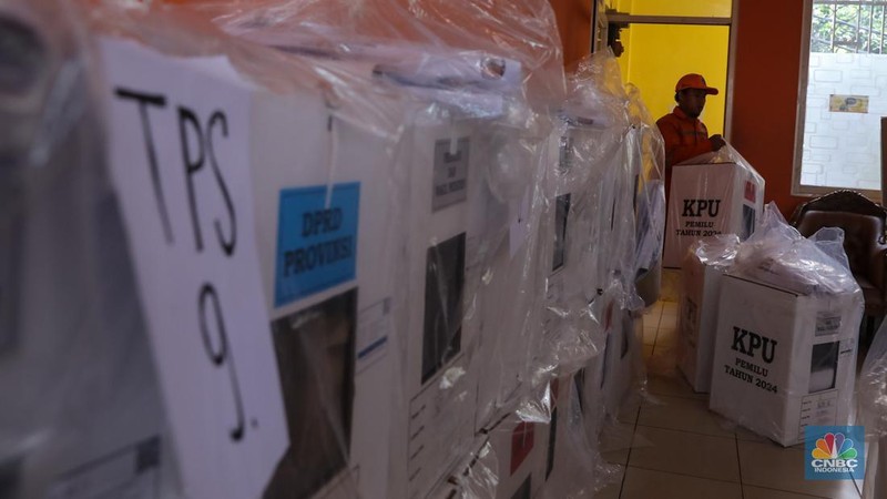 Petugas membawa kotak suara saat pendistribusian logistik Pemilu 2024 pada salah satu pemukiman padat RW 08 di Kelurahan Petamburan, Jakarta, Selasa (13/2/2024). (CNBC Indonesia/Faisal Rahman)