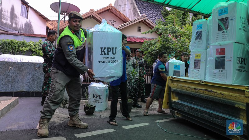Petugas membawa kotak suara saat pendistribusian logistik Pemilu 2024 pada salah satu pemukiman padat RW 08 di Kelurahan Petamburan, Jakarta, Selasa (13/2/2024). (CNBC Indonesia/Faisal Rahman)