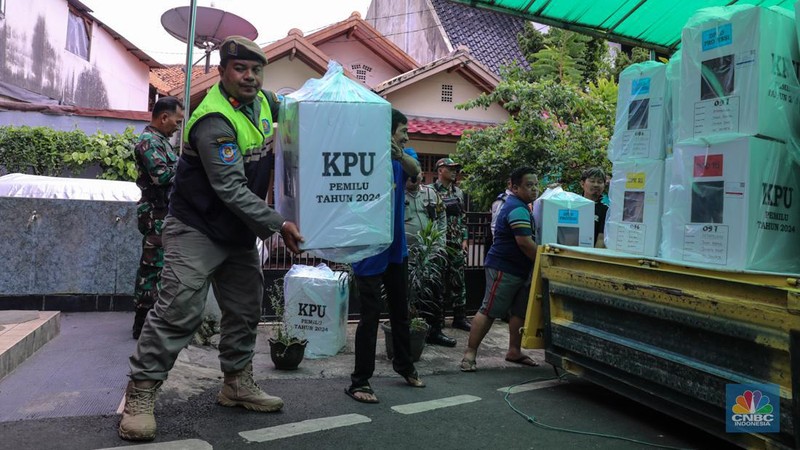 Petugas membawa kotak suara saat pendistribusian logistik Pemilu 2024 pada salah satu pemukiman padat RW 08 di Kelurahan Petamburan, Jakarta, Selasa (13/2/2024). (CNBC Indonesia/Faisal Rahman)