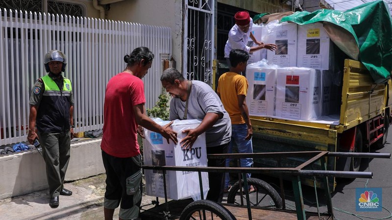 Petugas membawa kotak suara saat pendistribusian logistik Pemilu 2024 pada salah satu pemukiman padat RW 08 di Kelurahan Petamburan, Jakarta, Selasa (13/2/2024). (CNBC Indonesia/Faisal Rahman)