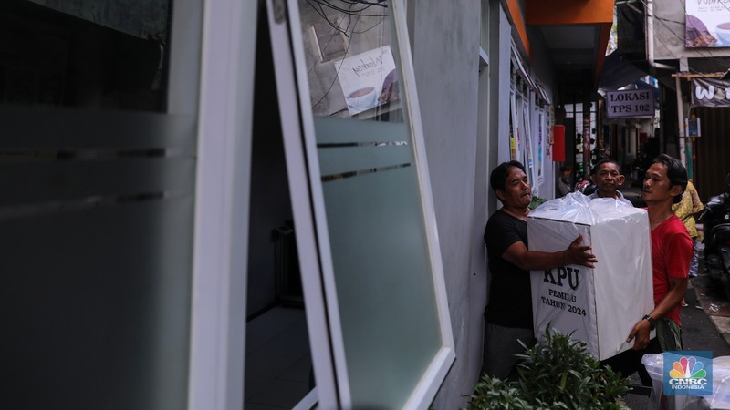 Petugas membawa kotak suara saat pendistribusian logistik Pemilu 2024 pada salah satu pemukiman padat RW 08 di Kelurahan Petamburan, Jakarta, Selasa (13/2/2024). (CNBC Indonesia/Faisal Rahman)