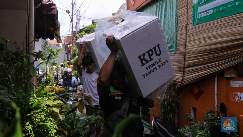 Petugas membawa kotak suara saat pendistribusian logistik Pemilu 2024 pada salah satu pemukiman padat RW 08 di Kelurahan Petamburan, Jakarta, Selasa (13/2/2024). (CNBC Indonesia/Faisal Rahman)