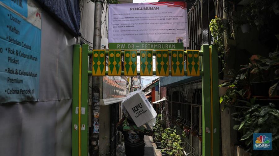 Petugas membawa kotak suara saat pendistribusian logistik Pemilu 2024 pada salah satu pemukiman padat RW 08 di Kelurahan Petamburan, Jakarta, Selasa (13/2/2024). (CNBC Indonesia/Faisal Rahman)