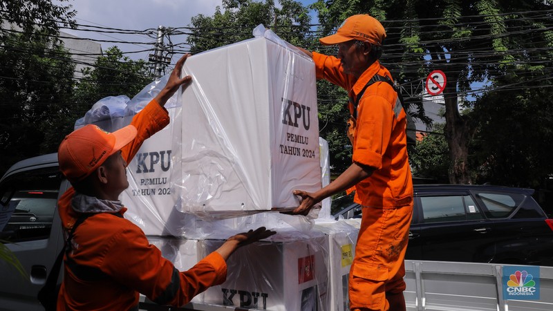Petugas membawa kotak suara saat pendistribusian logistik Pemilu 2024 pada salah satu pemukiman padat RW 08 di Kelurahan Petamburan, Jakarta, Selasa (13/2/2024). (CNBC Indonesia/Faisal Rahman)