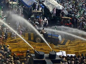 Ribuan Petani di India Gelar Aksi Demo, Polisi Tembakkan Gas Air Mata