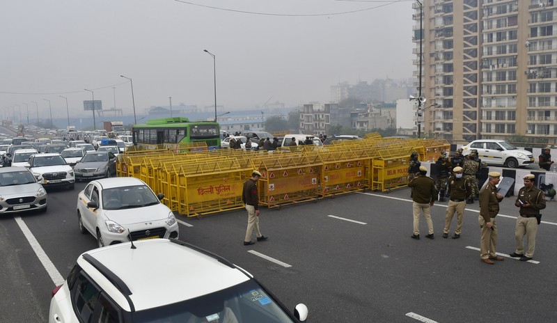 Personel Pasukan Aksi Cepat menjaga jalan raya utama di Singhu dekat New Delhi untuk menghentikan ribuan petani yang melakukan protes memasuki ibu kota, India, Selasa, 13 Februari 2024. Personel Pasukan Aksi Cepat menjaga jalan raya utama di Singhu dekat New Delhi untuk menghentikan ribuan petani yang melakukan protes memasuki ibu kota, India, Selasa, 13 Februari 2024. Para petani, yang memulai demonstrasi mereka dari negara bagian Haryana utara dan Punjab, meminta agar jaminan harga dukungan minimum untuk semua produk pertanian. (AP Photo/Manish Swarup)