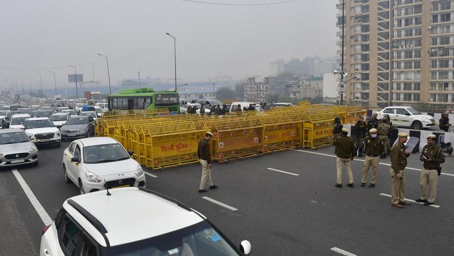 Personel Pasukan Aksi Cepat menjaga jalan raya utama di Singhu dekat New Delhi untuk menghentikan ribuan petani yang melakukan protes memasuki ibu kota, India, Selasa, 13 Februari 2024. Para petani, yang memulai demonstrasi mereka dari negara bagian Haryana utara dan Punjab, meminta agar jaminan harga dukungan minimum untuk semua produk pertanian. (AP Photo/Manish Swarup)