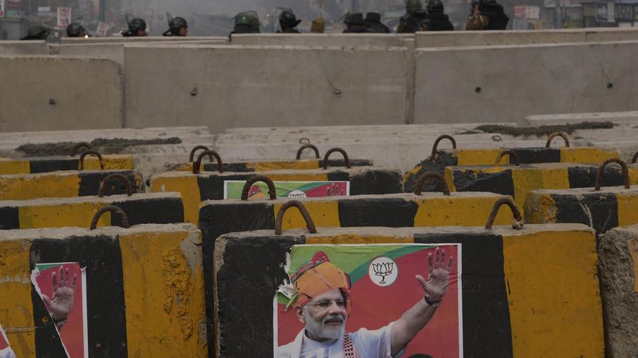 Personel Pasukan Aksi Cepat menjaga jalan raya utama di Singhu dekat New Delhi untuk menghentikan ribuan petani yang melakukan protes memasuki ibu kota, India, Selasa, 13 Februari 2024. Para petani, yang memulai demonstrasi mereka dari negara bagian Haryana utara dan Punjab, meminta agar jaminan harga dukungan minimum untuk semua produk pertanian. (AP Photo/Manish Swarup)