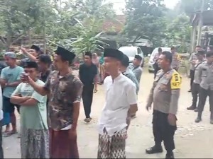 Belum Dapat Undangan Nyoblos, Puluhan Warga Sampang Geruduk Sekretariat PPS