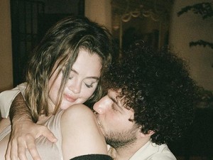 Justin Bieber Umumkan Hailey Hamil, Selena Gomez Malah Pamer Ini