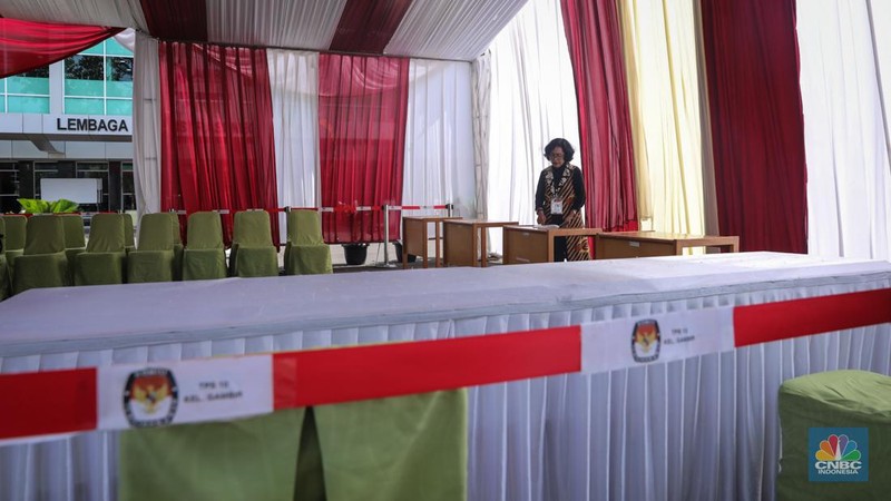 Suasana tempat pemungutan suara (TPS) 10 Kelurahan Gambir di kompleks Kantor Lembaga Administrasi Negara (LAN), Jakarta, Selasa (13/2/2024). (վ/Faisal Rahman)