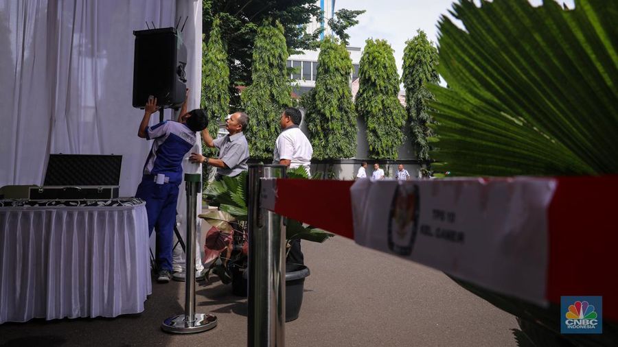 Suasana tempat pemungutan suara (TPS) 10 Kelurahan Gambir di kompleks Kantor Lembaga Administrasi Negara (LAN), Jakarta, Selasa (13/2/2024). (վ/Faisal Rahman)