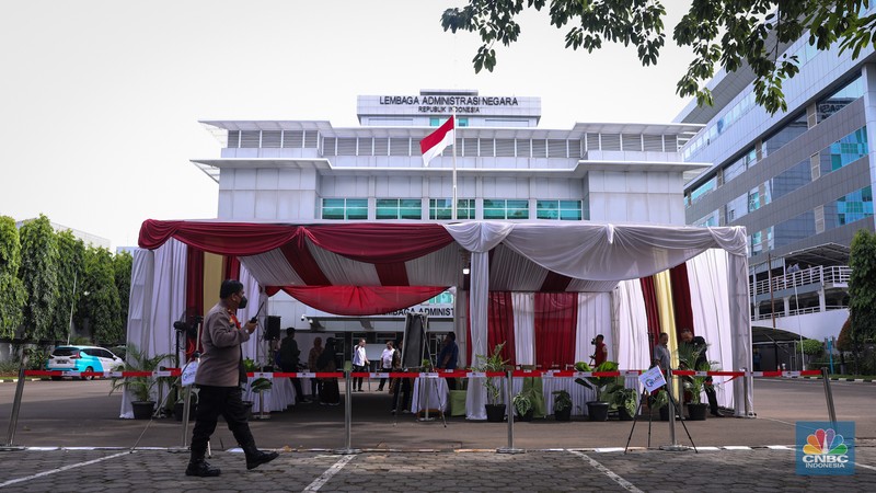 Suasana tempat pemungutan suara (TPS) 10 Kelurahan Gambir di kompleks Kantor Lembaga Administrasi Negara (LAN), Jakarta, Selasa (13/2/2024). (CNBC Indonesia/Faisal Rahman)
