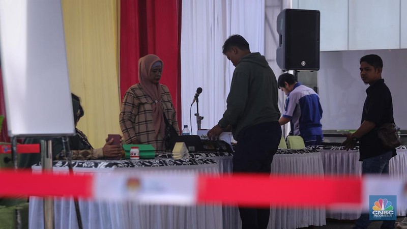 Suasana tempat pemungutan suara (TPS) 10 Kelurahan Gambir di kompleks Kantor Lembaga Administrasi Negara (LAN), Jakarta, Selasa (13/2/2024). (վ/Faisal Rahman)