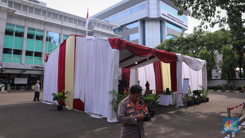 Suasana tempat pemungutan suara (TPS) 10 Kelurahan Gambir di kompleks Kantor Lembaga Administrasi Negara (LAN), Jakarta, Selasa (13/2/2024). (վ/Faisal Rahman)