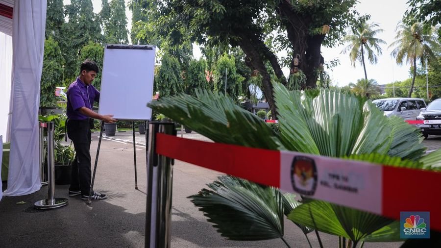 Suasana tempat pemungutan suara (TPS) 10 Kelurahan Gambir di kompleks Kantor Lembaga Administrasi Negara (LAN), Jakarta, Selasa (13/2/2024). (CNBC Indonesia/Faisal Rahman)