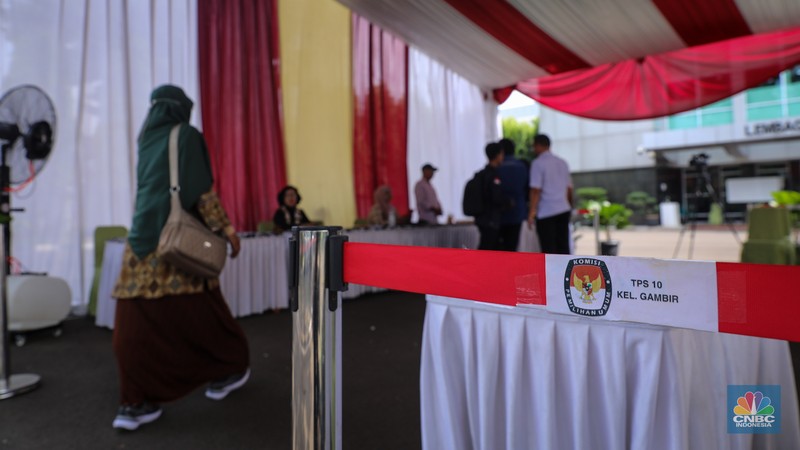 Suasana tempat pemungutan suara (TPS) 10 Kelurahan Gambir di kompleks Kantor Lembaga Administrasi Negara (LAN), Jakarta, Selasa (13/2/2024). (CNBC Indonesia/Faisal Rahman)