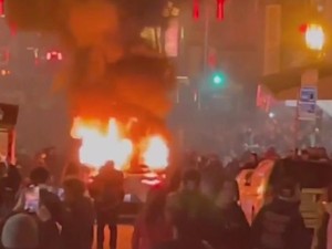 Misteri Warga Amerika Ngamuk Bakar Taksi Robot