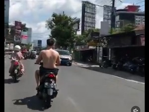 Viral Bule Motoran Telanjang Dada-Tanpa Helm di Sleman, Polisi Turun Tangan