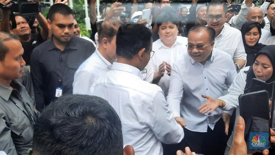 Anies tiba di lokasi TimNas AMIN di Jl.Diponegoro, Jakarta. (CNBC Indonesia/Firda Dwi Muliawati)