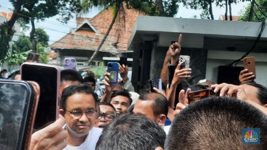 Anies tiba di lokasi TimNas AMIN di Jl.Diponegoro, Jakarta. (վ/Firda Dwi Muliawati)