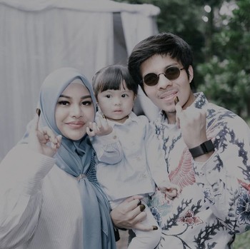 Potret Sederet Artis Indonesia Pamer Tinta Ungu di Jari Usai Nyoblos