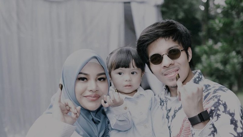 Raffi Ahmad dan Nagita Slavina nyoblos pemilu 2024. (Tangkapan layar Instagram @raffinagita1717)