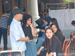 Nyoblos Bareng Keluarga, Ayu Ting Ting: Coblos Ayah Ojak
