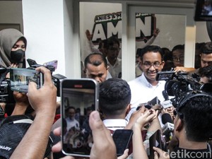 Tinggalkan Markas, Anies Disemangati Pendukung
