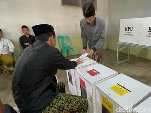 Santri Ponpes Lirboyo Salurkan Hak Pilih di TPS Khusus