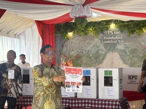 Berbaju Batik, Mahfud Md Nyoblos di TPS 106 Maguwoharjo Yogja Bareng Keluarga