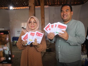 Bupati Blora Nyoblos Bareng Istri di TPS 11 Desa Sendangwungu