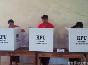Nyoblos Bareng Keluarga, Bupati Karangasem Kompak Gunakan Baju Serba Merah