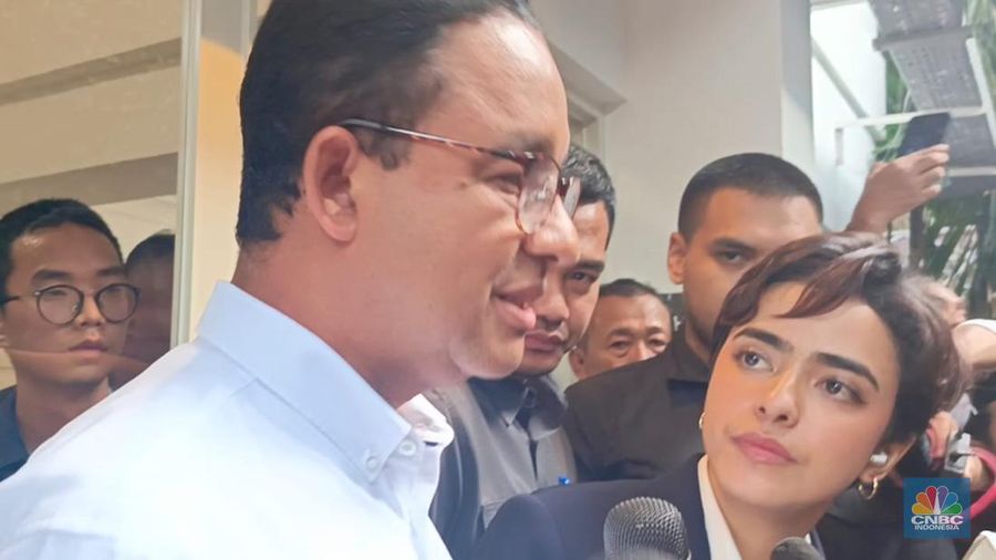 Calon Presiden Anies Baswedan meninggalkan rumah pemenangan Diponegoro 10. (CNBC Indonesia/Rosseno Aji Nugroho)