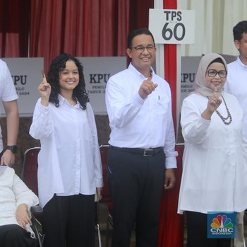 Penampakan Anies Baswedan 'Nyoblos', Tunjukkan Salam 1 Jari