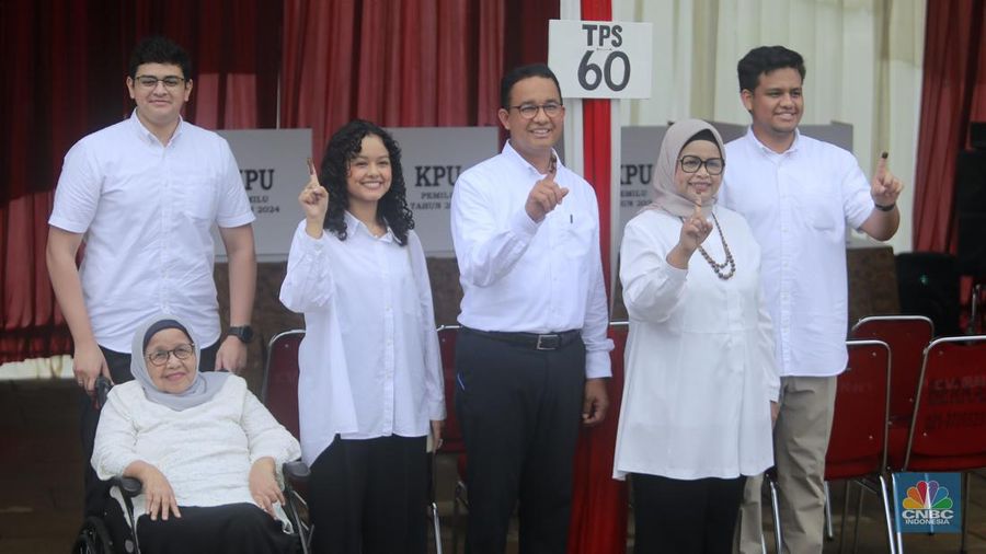 Calon Presiden (Capres) No urut 1, Anies Baswedan berangkat ke TPS 60, Cilandak, Jakarta Selatan untuk menggunakan hak suaranya di Pemilu 2024. Rabu (14/2/2024). (վ/Muhammad Sabki)