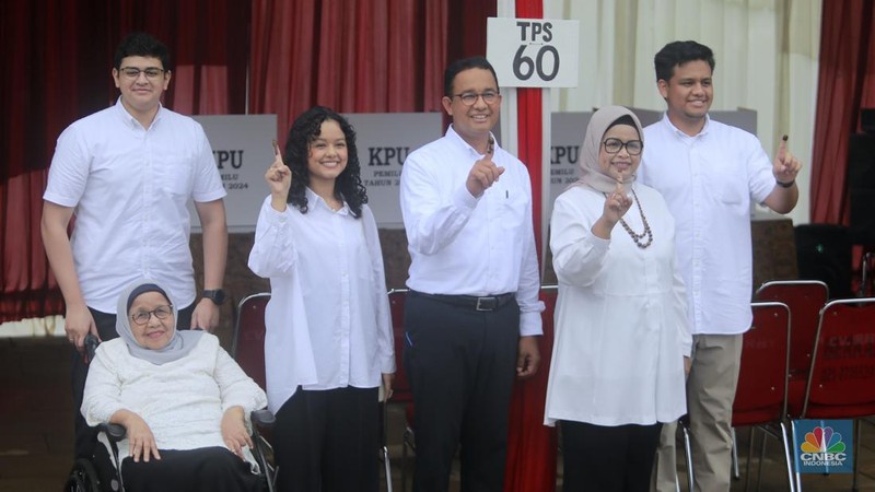 Calon Presiden (Capres) No urut 1, Anies Baswedan berangkat ke TPS 60, Cilandak, Jakarta Selatan untuk menggunakan hak suaranya di Pemilu 2024. Rabu (14/2/2024). (վ/Muhammad Sabki)