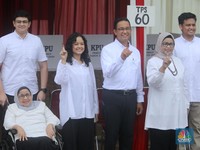 Penampakan Anies Baswedan 'Nyoblos', Tunjukkan Salam 1 Jari