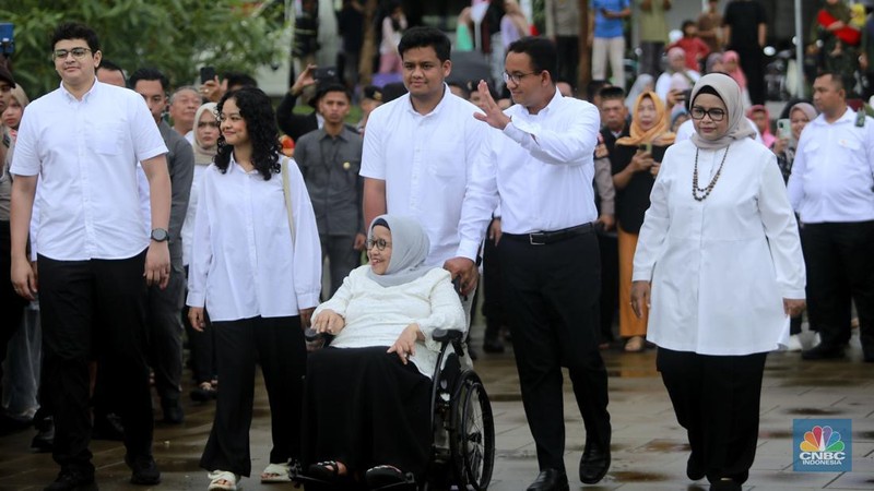 Calon Presiden (Capres) No urut 1, Anies Baswedan berangkat ke TPS 60, Cilandak, Jakarta Selatan untuk menggunakan hak suaranya di Pemilu 2024. Rabu (14/2/2024). (վ/Muhammad Sabki)