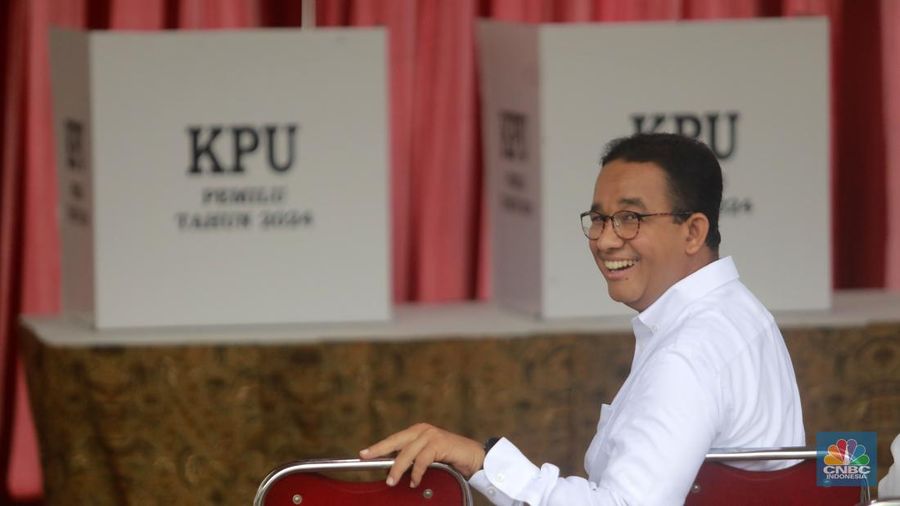 Calon Presiden (Capres) No urut 1, Anies Baswedan berangkat ke TPS 60, Cilandak, Jakarta Selatan untuk menggunakan hak suaranya di Pemilu 2024. Rabu (14/2/2024). (CNBC Indonesia/Muhammad Sabki)