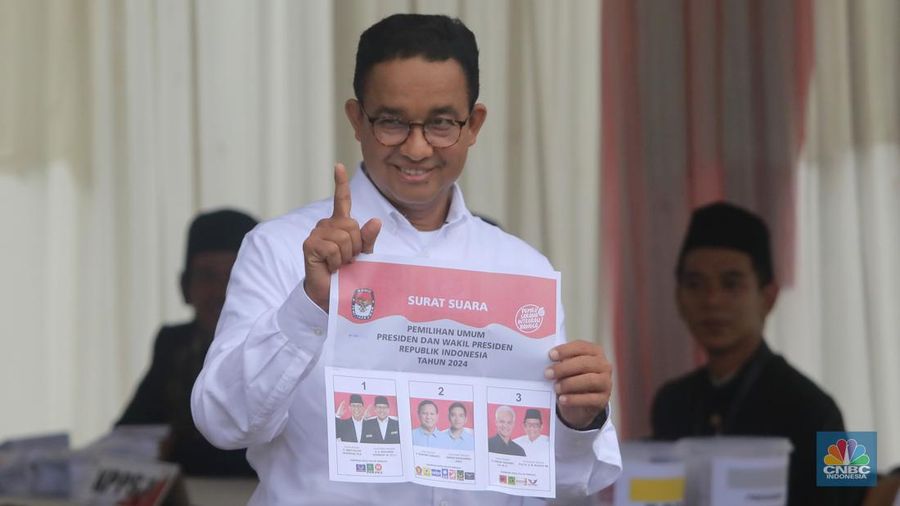 Calon Presiden (Capres) No urut 1, Anies Baswedan berangkat ke TPS 60, Cilandak, Jakarta Selatan untuk menggunakan hak suaranya di Pemilu 2024. Rabu (14/2/2024). (CNBC Indonesia/Muhammad Sabki)