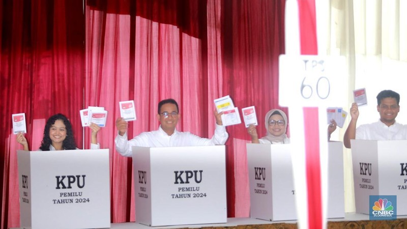 Calon Presiden (Capres) No urut 1, Anies Baswedan berangkat ke TPS 60, Cilandak, Jakarta Selatan untuk menggunakan hak suaranya di Pemilu 2024. Rabu (14/2/2024). (վ/Muhammad Sabki)
