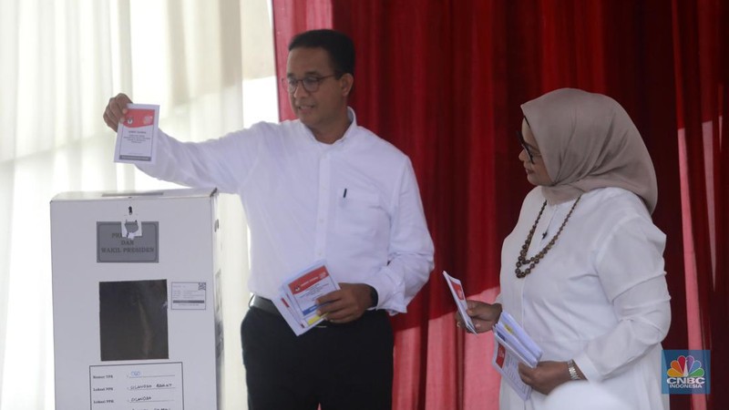 Calon Presiden (Capres) No urut 1, Anies Baswedan berangkat ke TPS 60, Cilandak, Jakarta Selatan untuk menggunakan hak suaranya di Pemilu 2024. Rabu (14/2/2024). (վ/Muhammad Sabki)