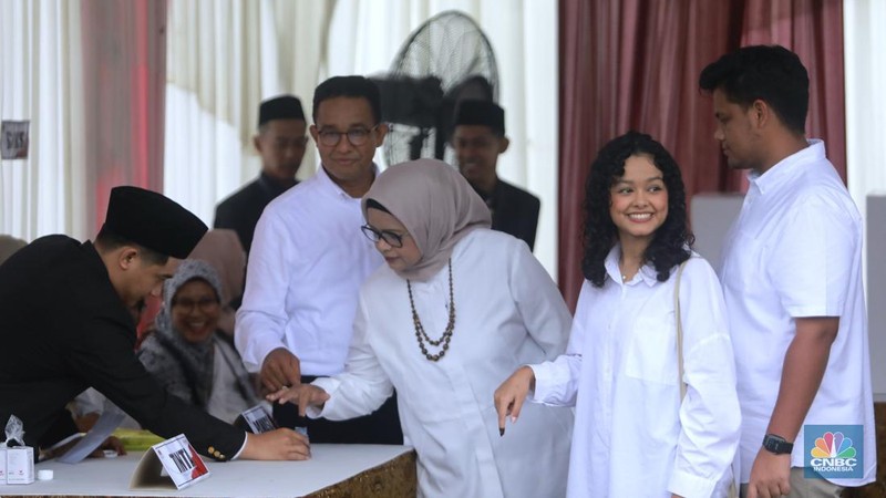 Calon Presiden (Capres) No urut 1, Anies Baswedan berangkat ke TPS 60, Cilandak, Jakarta Selatan untuk menggunakan hak suaranya di Pemilu 2024. Rabu (14/2/2024). (վ/Muhammad Sabki)