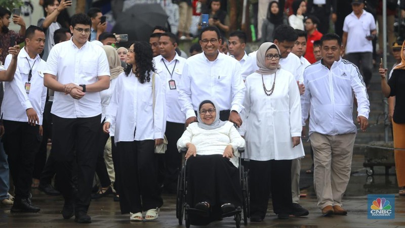 Calon Presiden (Capres) No urut 1, Anies Baswedan berangkat ke TPS 60, Cilandak, Jakarta Selatan untuk menggunakan hak suaranya di Pemilu 2024. Rabu (14/2/2024). (վ/Muhammad Sabki)