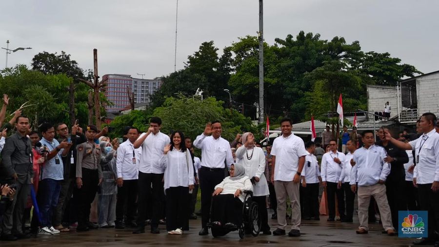 Calon Presiden nomor urut satu Anies Baswedan sholat berjamaah jelang pemilihan umum. (Dok. Istimewa)