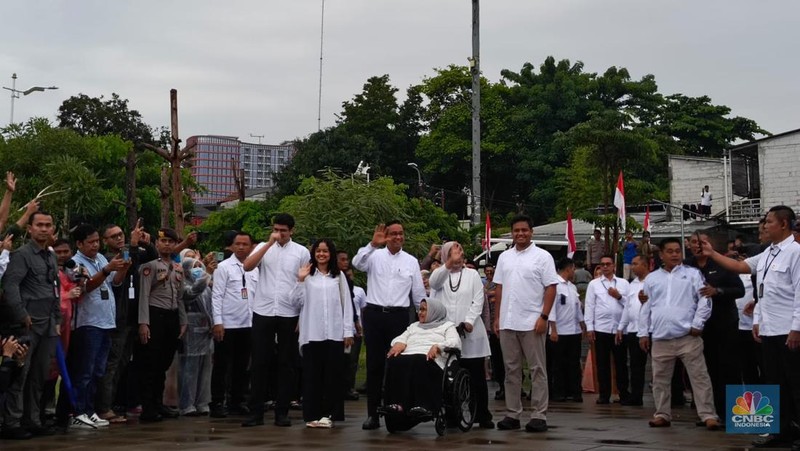 Calon Presiden nomor urut satu Anies Baswedan sholat berjamaah jelang pemilihan umum. (Dok. Istimewa)