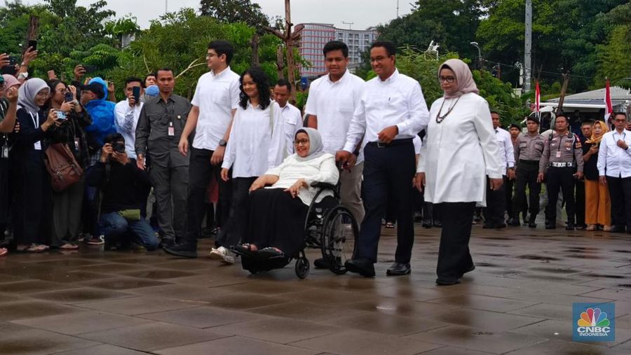 Calon Presiden nomor urut 1 Anies Baswedan, melakukan pencoblosan di TPS 060 di Lebak Bulus, Jakarta Selatan, pada hari ini, Rabu (14/2/2024). (CNBC Indonesia/Rosseno Aji)