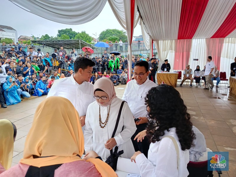Calon Presiden nomor urut satu Anies Baswedan sholat berjamaah jelang pemilihan umum. (Dok. Istimewa)